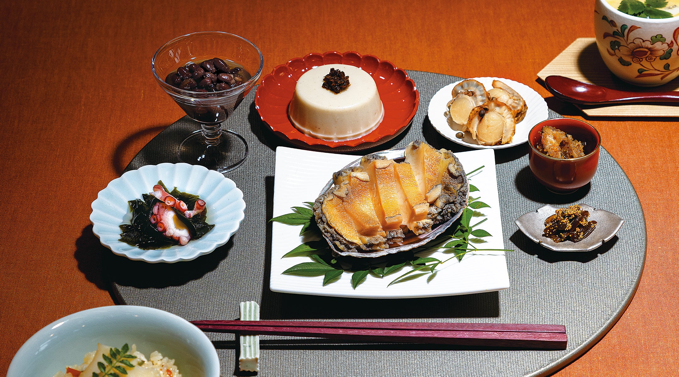あわび料理とお粥を盛り付けた伊勢せきやの和の食卓