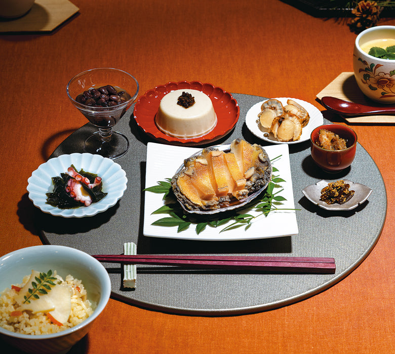 あわび料理とお粥を盛り付けた伊勢せきやの和の食卓