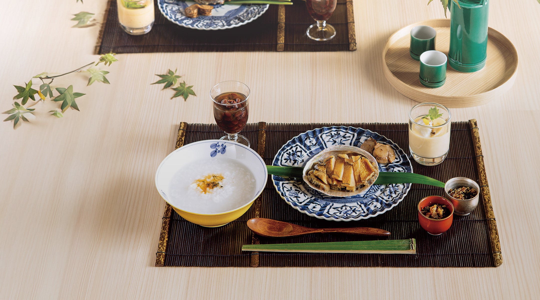 あわび料理とお粥を盛り付けた伊勢せきやの和の食卓