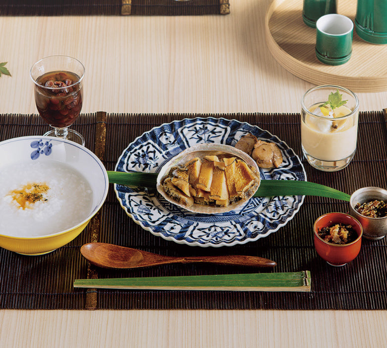 あわび料理とお粥を盛り付けた伊勢せきやの和の食卓